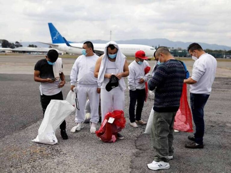 Primer revés a Biden: juez bloquea freno a deportaciones de migrantes