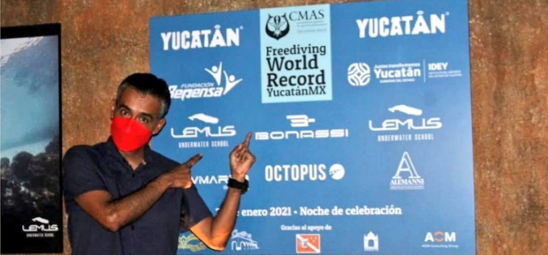 Placa de reconocimiento al buzo Alejandro Lemus por sus récords mundiales