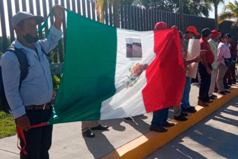 Maestros y pobladores protestan afuera de la refinería de Dos Bocas en Tabasco