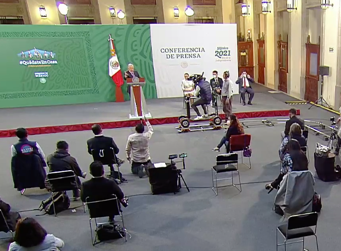 REPORTERO SE PONE DE RODILLAS ANTE AMLO: “QUERÍA LE DIERAN LA PALABRA”.