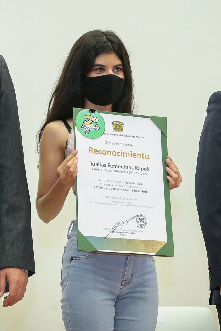ESTUDIANTE CREA TOALLA FEMENINA CON FIBRA DE ÁRBOL KAPOK