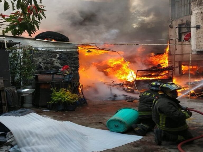 Se registra incendio en almacén de reciclaje  en Coyoacán