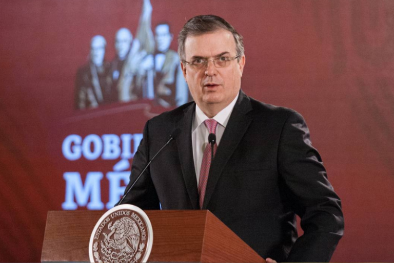 Ebrard agradece nominación a “persona del año” por demanda contra fabricantes de armas en EU