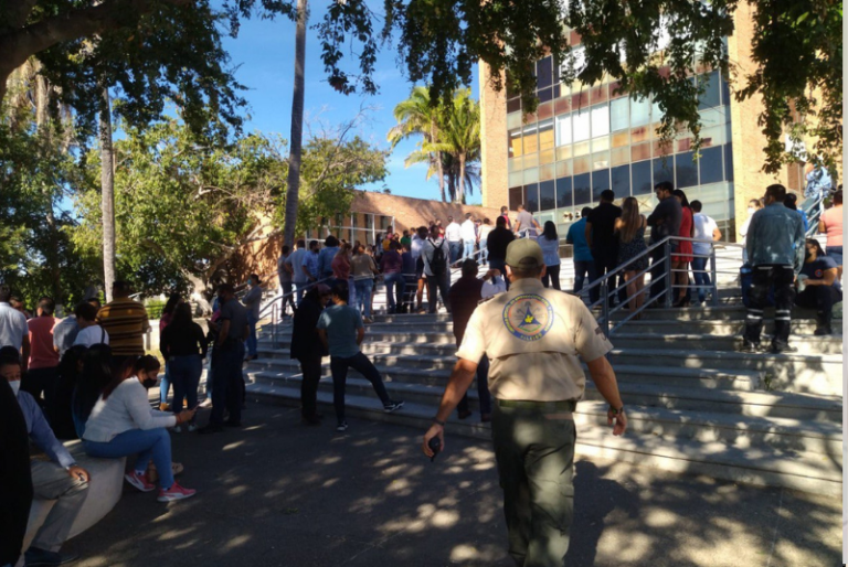 Evacuan a 400 personas por sismo en Puerto Vallarta
