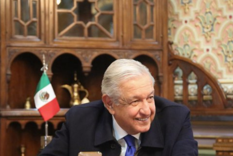 AMLO causa controversia por teléfono “fifi”