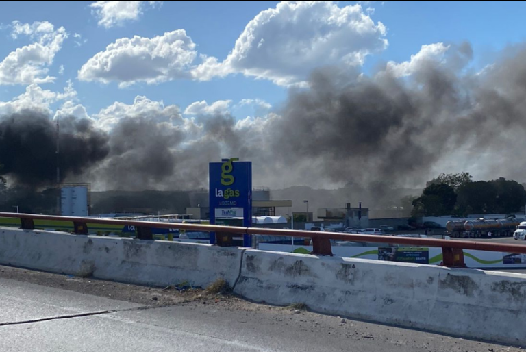 Tráiler se incendia cerca del Niplito de Periférico