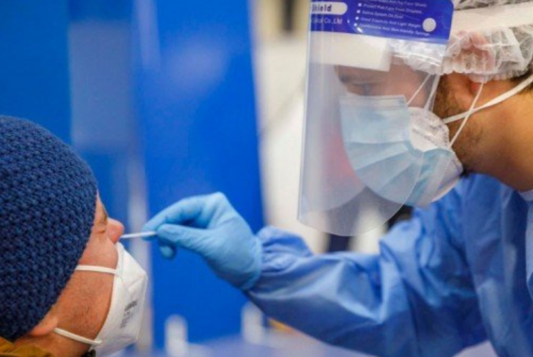 Ómicron afecta vías respiratorias superiores: OMS