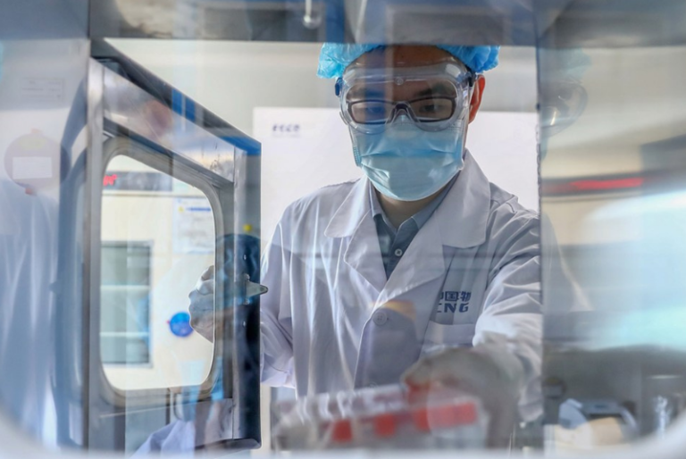 Ómicron no será la última variante preocupante de COVID, advierten expertos
