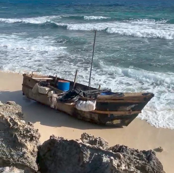 Alertan al INM por hallazgo de embarcación hechiza