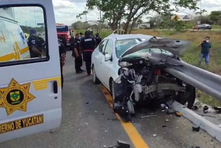 Mujer incrusta su auto en muro de contención de la Mérida- Progreso