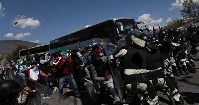 Normalista y elementos de la GN se enfrentan en la caseta de Palo Alto