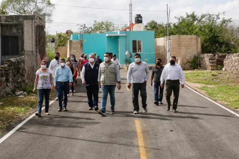 Renán Barrera supervisa obras de viviendas y espacios recreativos en Tahdzibichén