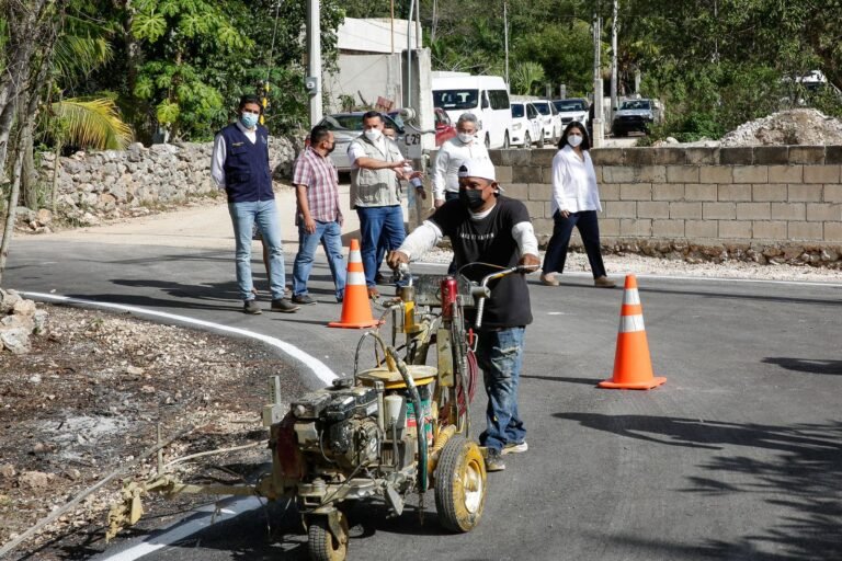 Renán Barrera supervisa trabajos de pavimentación en Chablekal