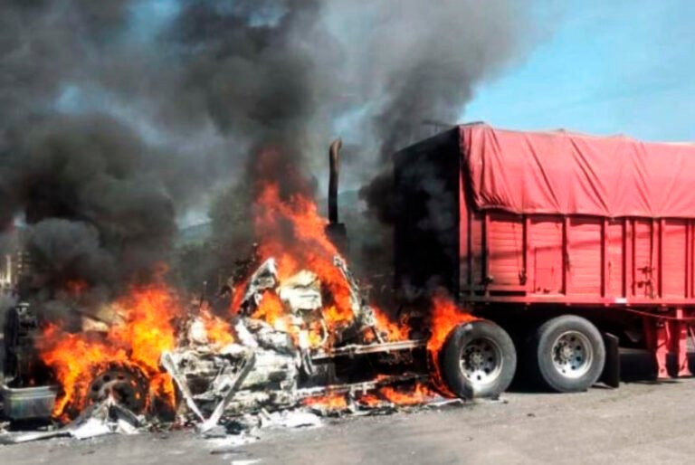Queman vehículos para impedir operativo en San Juan Nuevo, Michoacán