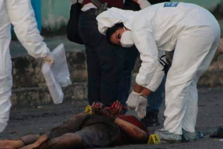 Asesinan a un hombre frente a una primaria en Cancún