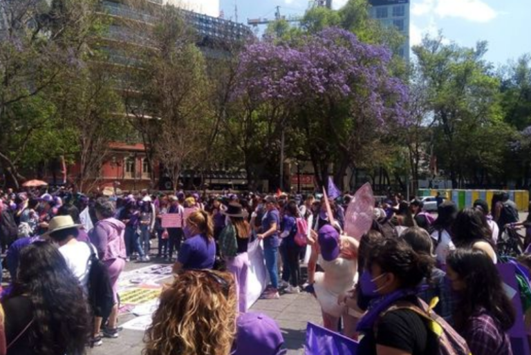 Llegan los primeros contingentes de la marcha 8M a la plancha del Zócalo de la CDMX