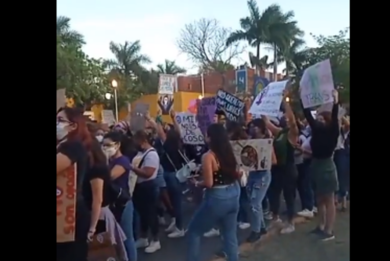 Inicia marcha de mujeres en la Antimonumenta Feminista del Remate de Paseo Montejo