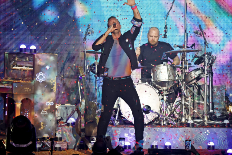 Chris Martin, de Coldplay, estremece al cantar en español “Bachata Rosa”: VIDEO