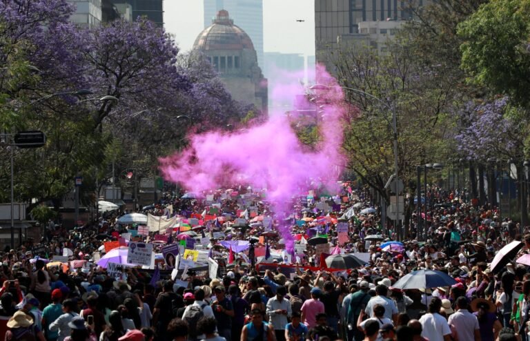 ¿Por qué el violeta es el color oficial del 8M y qué significado tiene?