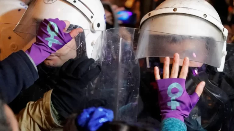 Policía turca reprime con gas lacrimógeno a mujeres durante marcha del 8M en Estambul