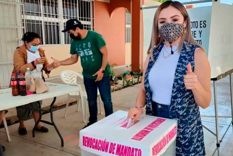 Funcionarios morenistas en Campeche apoyan a López Obrador