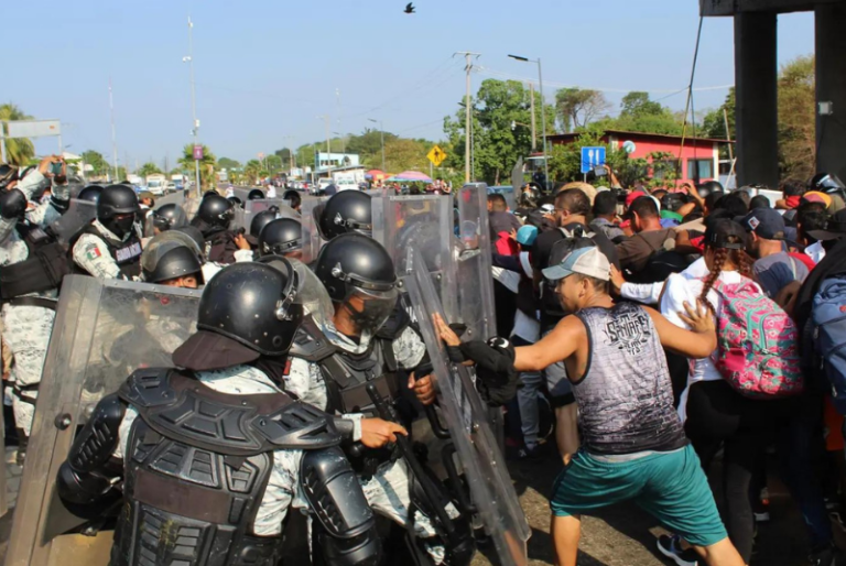 Migrantes y Guardia Nacional se enfrentan en Tapachula, Chiapas