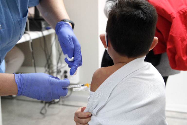Gobierno Federal omite difundir la aprobación de vacuna COVID para niños mayores de 5 años
