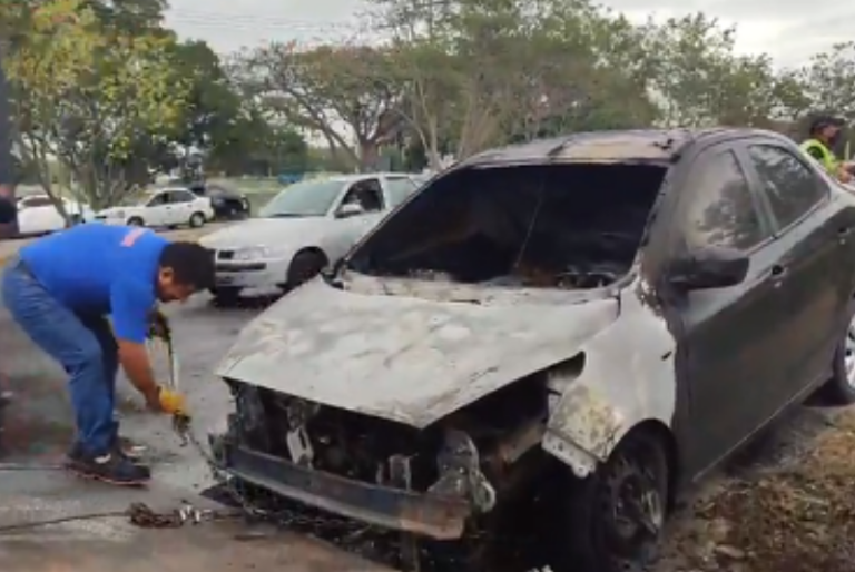 Vehículo se incendia en el Periférico de Mérida