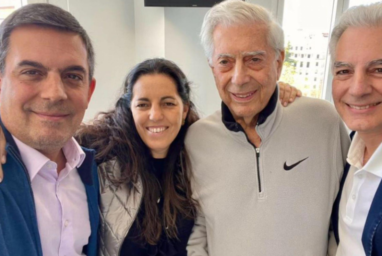 Mario Vargas Llosa supera el COVID; recibe alta médica
