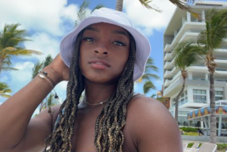 Simone Bile presume su atlética figura en bikinis desde las playas de Cancún: FOTOS