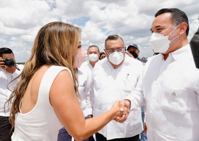 Renán Barrera da la bienvenida a los pasajeros del vuelo inaugural Mérida – Guatemala