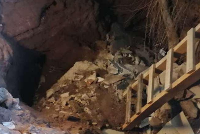 Socavón se abre en la sala de una casa y “se traga” a joven