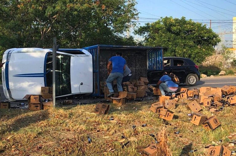 Camión sufre volcadura con 200 cartones de cerveza en el Periférico de Mérida