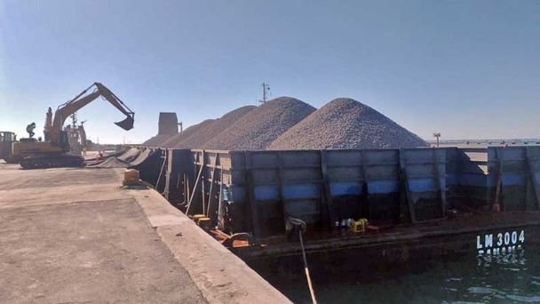 Alertan de afectaciones por desembarque de roca porfiria proveniente de Cuba para trabajos del Tren Maya