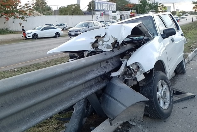 Muere hombre tras incrustar su camioneta en el Periférico de Mérida