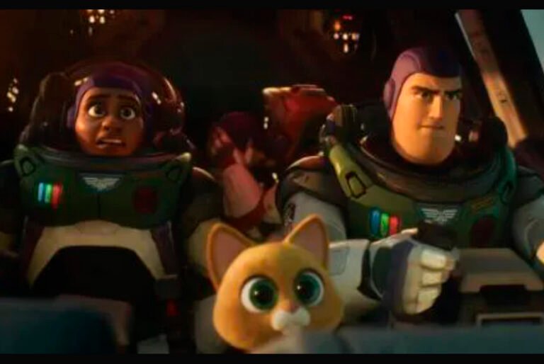 Prohíben “Lightyear” en los cines de Emiratos Árabes por escena de beso entre mujeres