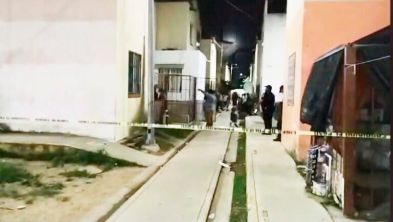 Balean fachada de vivienda en el fraccionamiento Villas Otoch Paraíso de Cancún