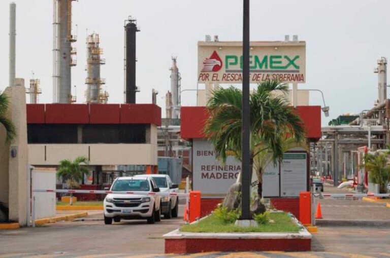 Reportan incendio en la refinería Madero de Pemex a causa de un rayo; habría un trabajador muerto