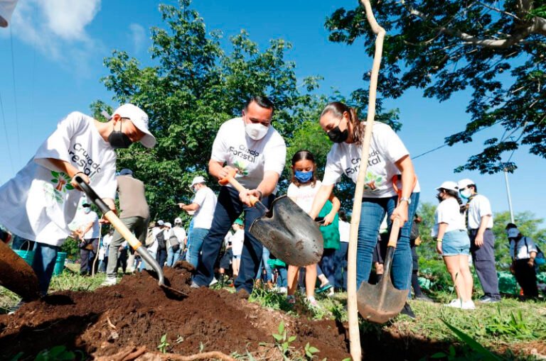 Alcalde de Mérida, Renán Barrera, participa en la Cruzada Forestal