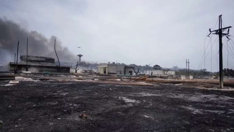 Cuba pide ayuda a Estados Unidos para limpiar incendio de petróleo