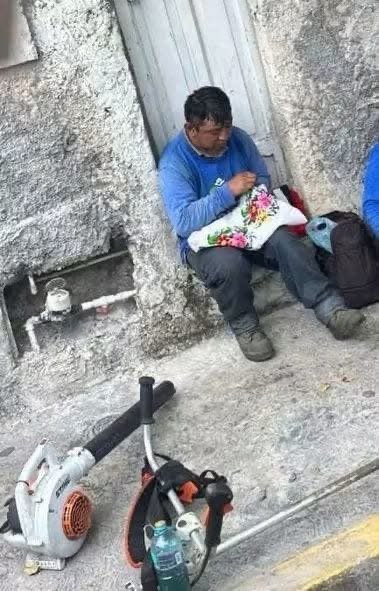 De limpiar parques a preservar tradiciones: trabajador del Ayuntamiento de Mérida conquista las redes con su bordado