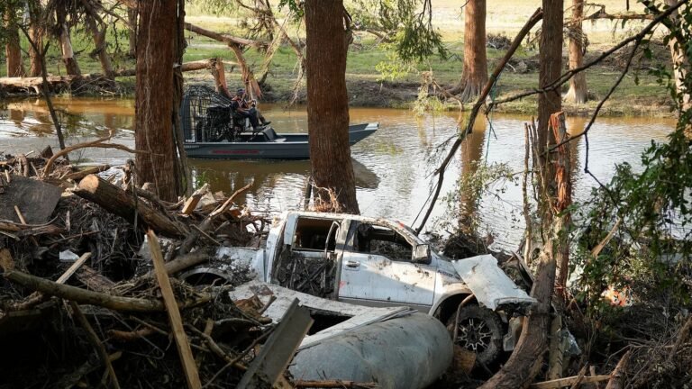 Sube a 120 el número de muertos por inundaciones en Texas; más de 170 desaparecidos
