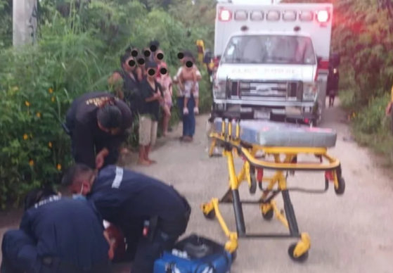 Motociclista sufre posible traumatismo craneoencefálico en accidente en Motul