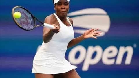 La histórica tenista estadounidense Venus Williams volverá a uno de los escenarios más emblemáticos del circuito tras recibir una invitación oficial para disputar el cuadro individual y de dobles del prestigioso Indian Wells, que se celebrará del 4 al 15 de marzo en el desierto del sur de California.  A sus 45 años, la siete veces campeona de Grand Slam prepara así su retorno a un torneo con el que mantiene una relación tan intensa como compleja. Será su décima participación en este certamen, donde ha alcanzado las semifinales en tres ocasiones, la más reciente en 2018.  El director del torneo, Tommy Haas, destacó el significado de su presencia.  “Es un honor otorgar la primera invitación de este año a Venus Williams. Es una leyenda del tenis y una de las jugadoras más laureadas que nuestro deporte ha visto”.  Un regreso cargado de historia  La participación de Williams no solo despierta expectativa por su legado, sino por el pasado conflictivo que la vinculó al torneo. La estadounidense boicoteó Indian Wells entre 2002 y 2016 tras el controvertido episodio ocurrido en 2001, cuando abandonó su semifinal contra su hermana Serena por lesión minutos antes del partido, lo que derivó en abucheos y acusaciones de arreglo.  Su retorno en 2018 marcó una reconciliación simbólica con el público californiano. Ahora, con una nueva invitación, la veterana jugadora buscará escribir otro capítulo en ese proceso.  En 2024 también fue invitada, pero entonces no aceptó competir. Este año, en cambio, confirmó su presencia y expresó entusiasmo por regresar.  “Indian Wells… no puedo esperar para volver a casa y jugar en California”, declaró la tenista.  Actividad reciente y preparación  Williams llega tras su participación en el Australian Open, donde fue eliminada en primera ronda tanto en individuales como en dobles, resultado que refleja las dificultades competitivas propias de esta etapa final de su carrera, pero que no disminuye su atractivo mediático ni su condición de figura histórica.  Antes de aterrizar en California, la estadounidense tiene previsto competir en el ATX Open, torneo que se disputa en Austin, Texas, del 22 de febrero al 1 de marzo, como parte de su preparación inmediata.  Más que un regreso deportivo  La presencia de Venus Williams en Indian Wells trasciende lo estrictamente competitivo. Representa la vigencia de una atleta que redefinió el tenis femenino junto a su hermana Serena, rompió barreras raciales y económicas en el deporte y continúa inspirando a nuevas generaciones incluso fuera del circuito principal.