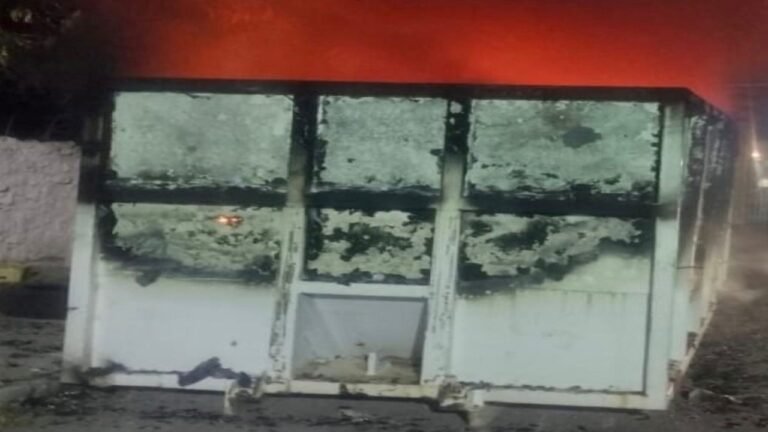 INCENDIO EN PLENO CENTRO DE MÉRIDA: ARDE CONTENEDOR DE BASURA DURANTE LA MADRUGADA