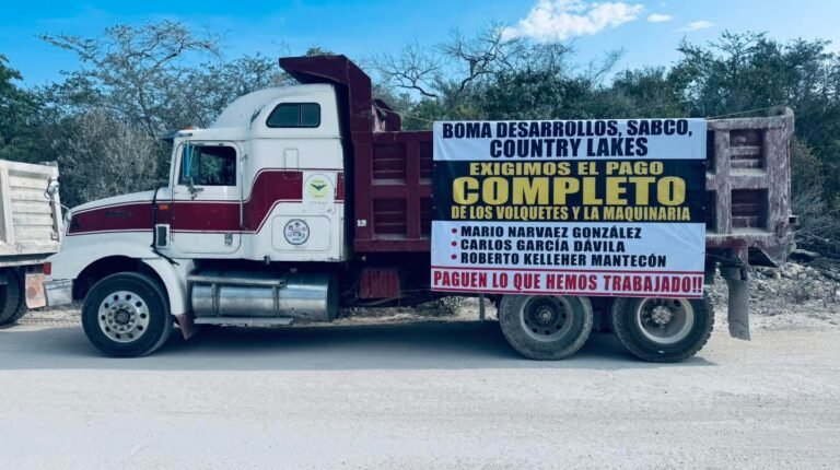 Volqueteros bloquean acceso a Country Lakes por presuntos adeudos en Sierra Papacal