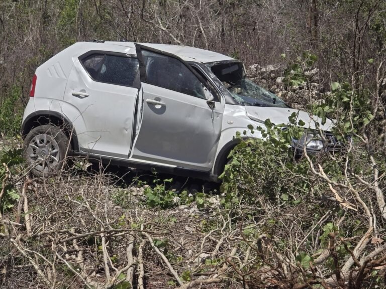 Conductora termina hospitalizada tras volcadura en la carretera Hunucmá-Tetiz