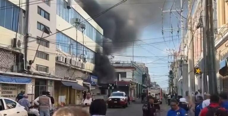 Incendio en puesto de calzado moviliza a cuerpos de emergencia en el Centro de Mérida