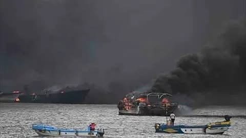 Voraz incendio consume decenas de embarcaciones en puerto pesquero de Ecuador