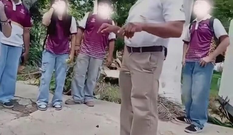 Acusan restricciones en el COBAY Xoclán por pantalones anchos y desteñidos